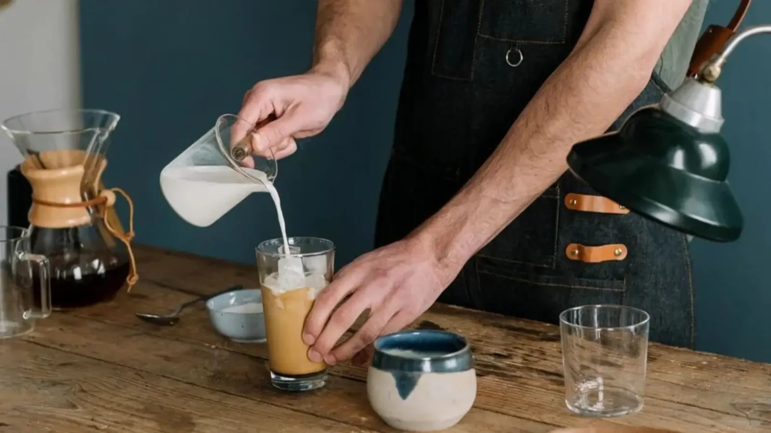 how to make an iced caramel macchiato